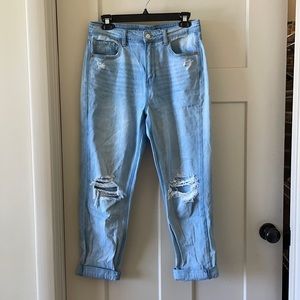 Light wash mom jeans